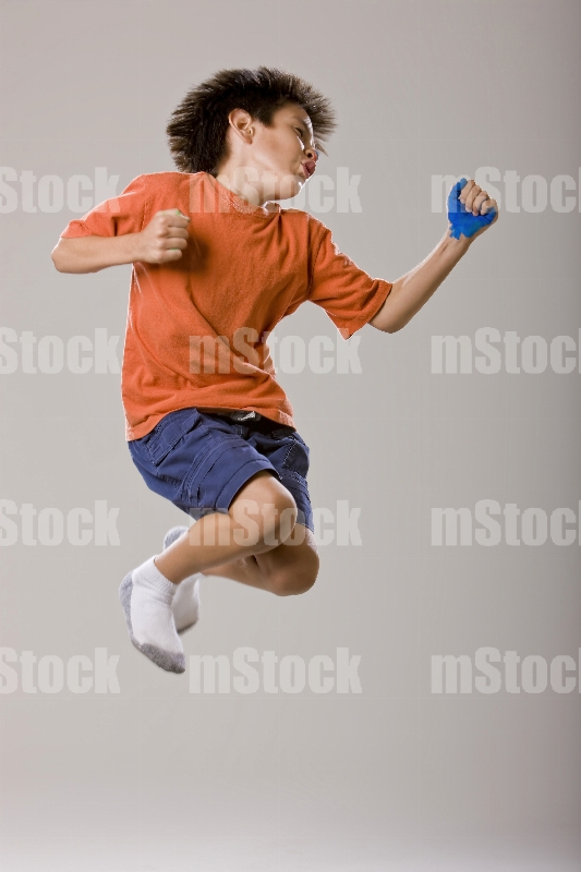 Niño saltando de gozo