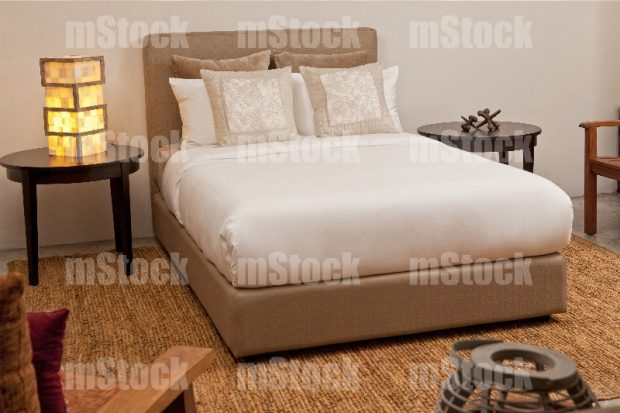 Cama matrimonial con base y cabecera