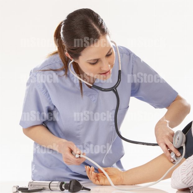 Doctora tomando la Presión Arterial 1