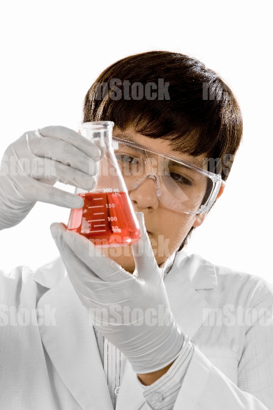 Joven estudiante en laboratorio