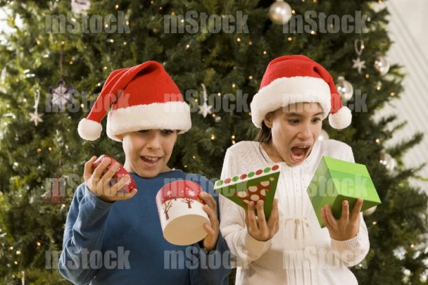Abriendo regalos en Navidad