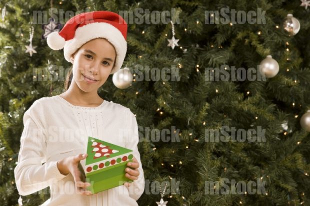 Niña con regalo de Navidad