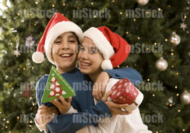 Niño felices recibiendo regalos en Navidad