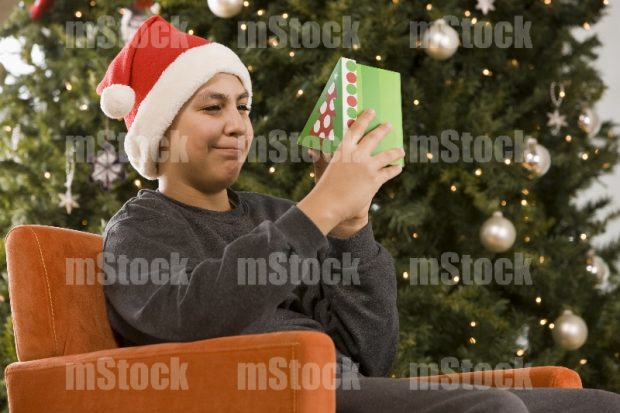 Niño feliz de recibir regalo de Navidad