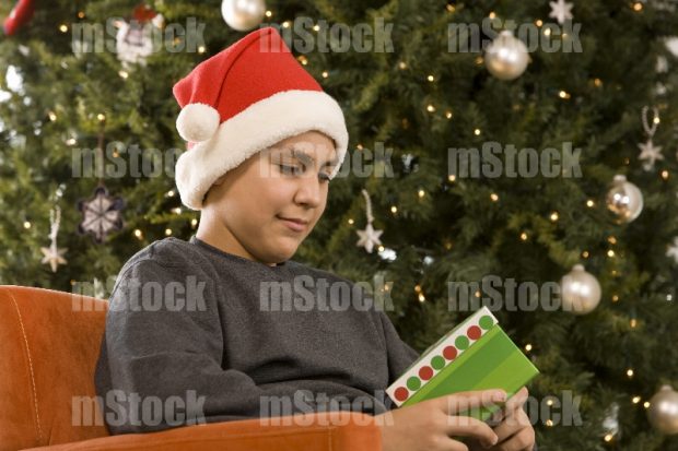 Niño recibiendo regalo en Navidad