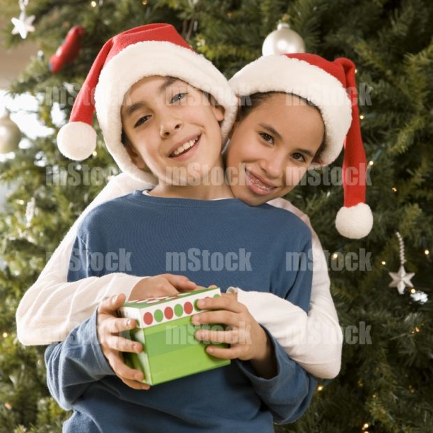 Niños felices con regalo de Navidad