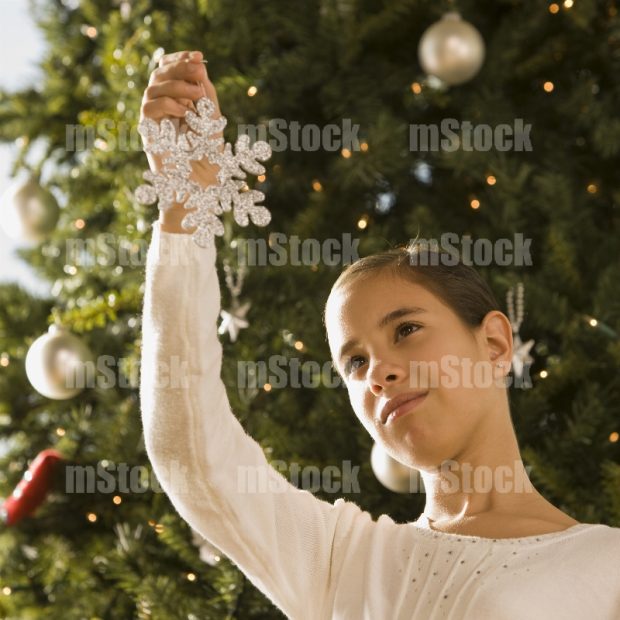 Niña con adorno de Navidad