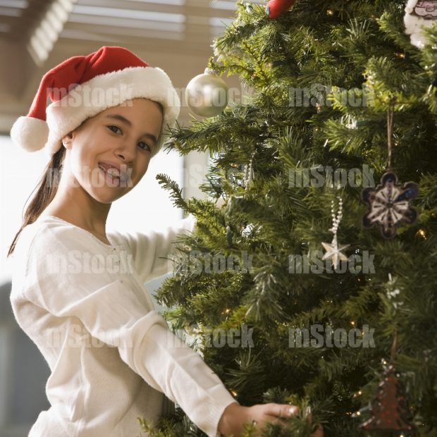 Niña con Pino de Navidad