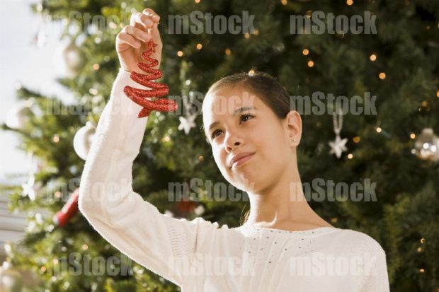 Niña decorando el Pino de Navidad