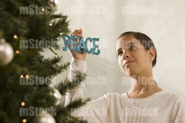 Niña decorando el pino