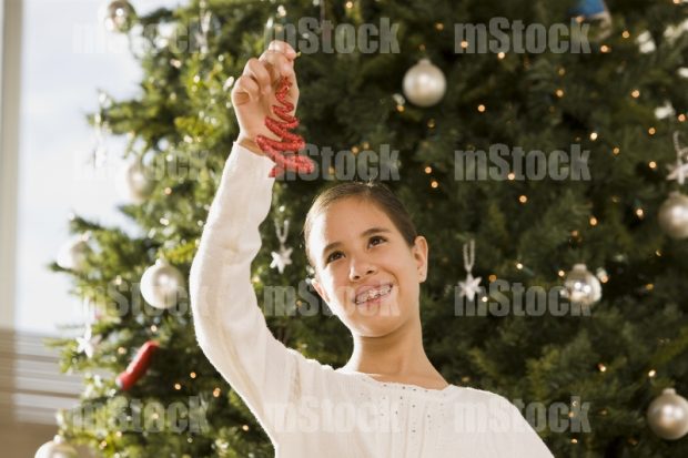 Niña feliz con adorno de Navidad