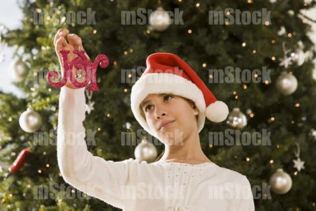 Niña poniendo el pinito de Navidad