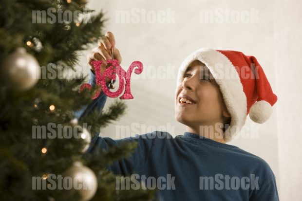 Niño decorando el pino