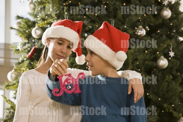 Niños decorando el Pino de Navidad