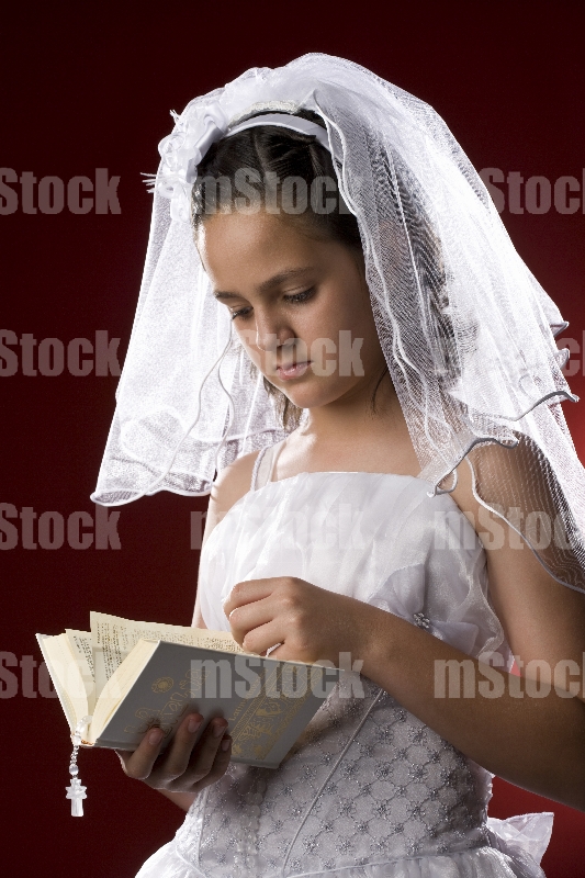 Niña con Biblia en primera comunión