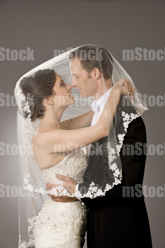 Novios con velo corto