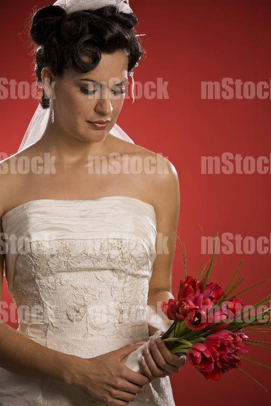 Novia con ramo de tulipanes rojos