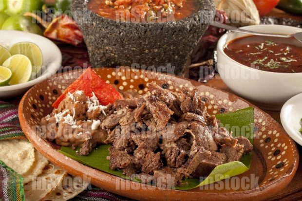 Barbacoa de lengua con frijoles