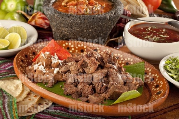 Barbacoa de lengua de res con refritos