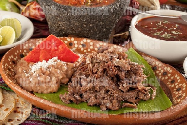Barbacoa de Cachete con refritos y salsas
