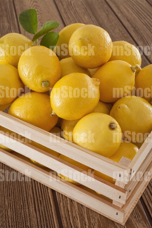 Canasta de limones amarillos