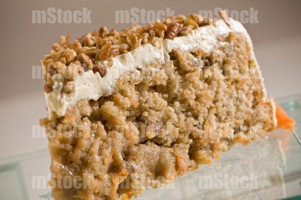 Pastel de zanahoria con nuez rebanada