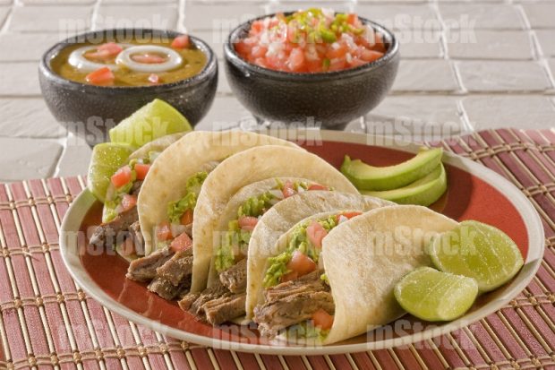 Tacos de Fajita con salsas en Tortilla de Harina