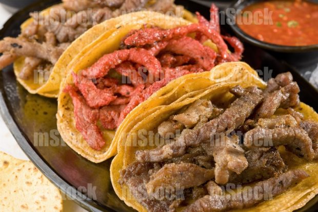 Tacos de costilla de cerdo naturales y adobados