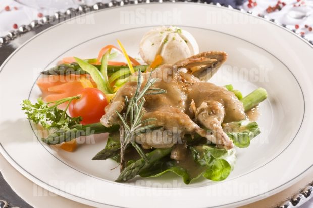 Codorniz con ensalada