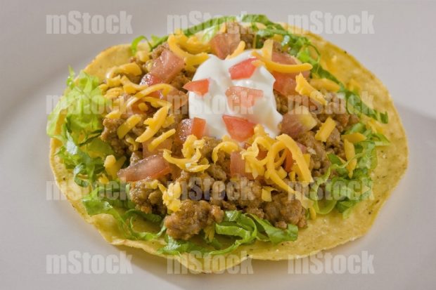 Tostada de picadillo con queso