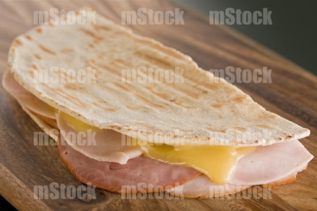 Pan de Pita relleno con jamon y queso