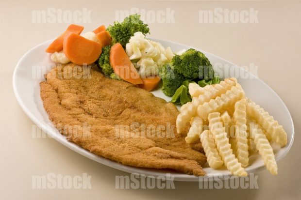 Filete de pescado empanizado con papas