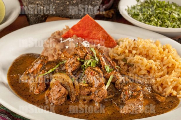 Cabrito en salsa con arroz y frijoles