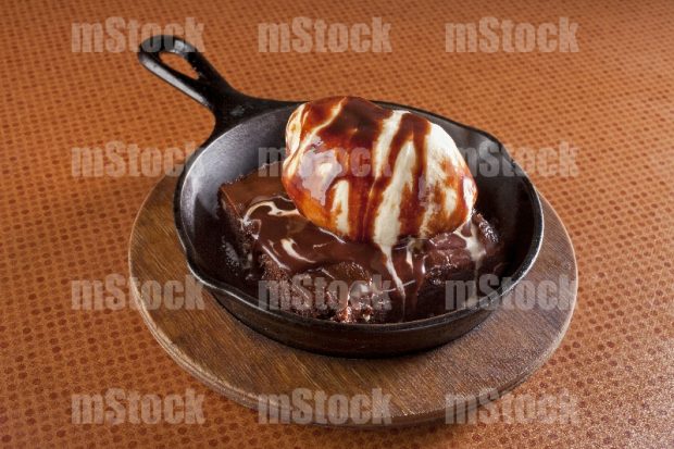Brownie caliente con nieve de vainilla