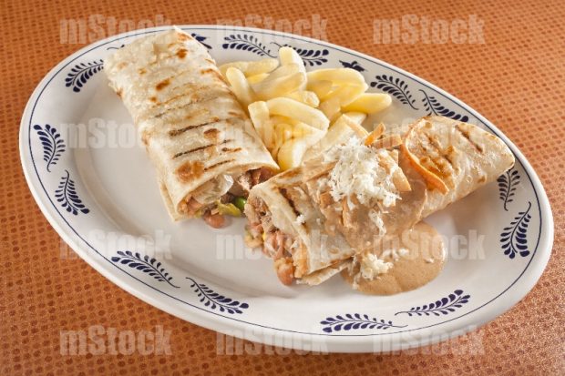 Burrito de carne con fijoles y arroz con papas