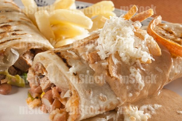Burrito de carne con fijoles y arroz