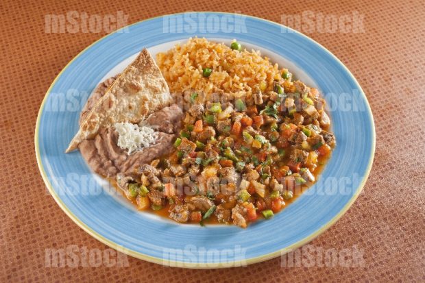 Cortadillo de res con arroz y frijoles
