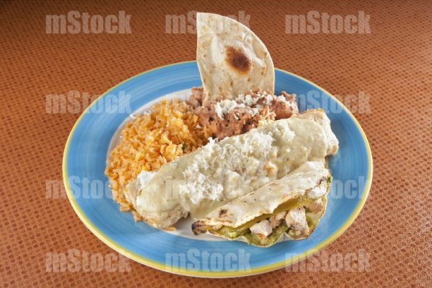 Enchilada blanca con taco de pollo