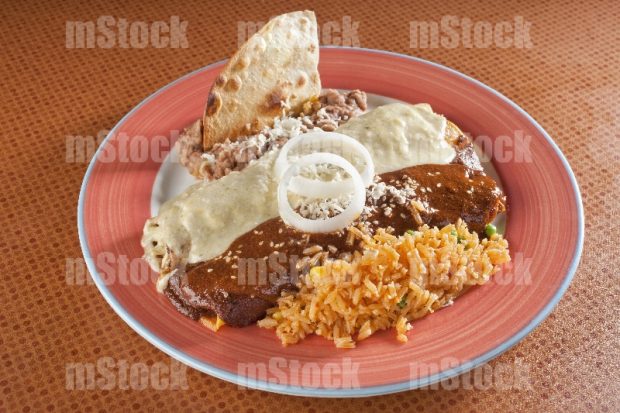 Enchiladas de mole blanco y mole rojo
