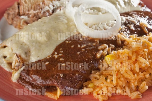 Enchiladas de mole blanco y rojo