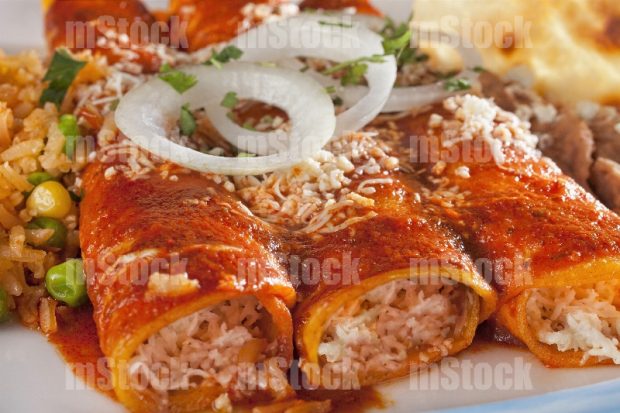 Enchiladas rojas con queso y cebolla
