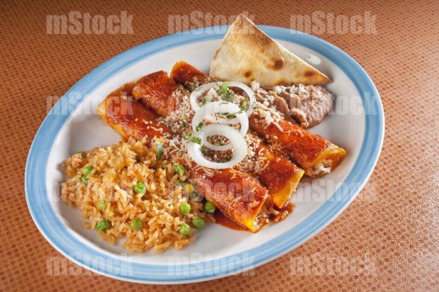 Enchiladas rojas de queso con arroz