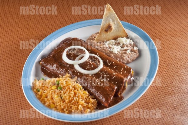Enmoladas de Pollo con arroz y frijoles