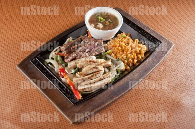Fajita de res y pollo con arroz y frijoles charros