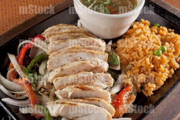Fajitas de Pollo con pimientos arroz y charros