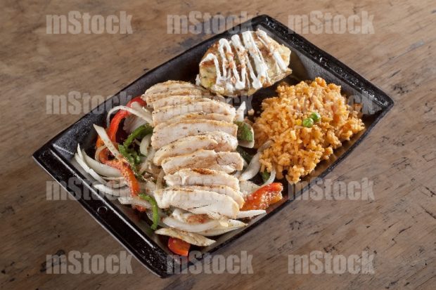 Fajitas de Pollo con pimientos arroz y papa asada