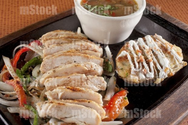 Fajitas de Pollo con pimientos y frijoles charros