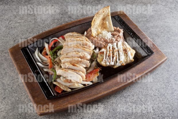 Fajitas de Pollo con pimientos y papa asada