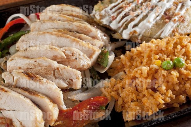 Fajita de Pollo con pimientos y papa asada