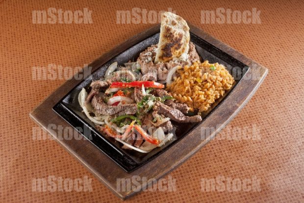 Fajita de res con pimientos arroz y frijoles